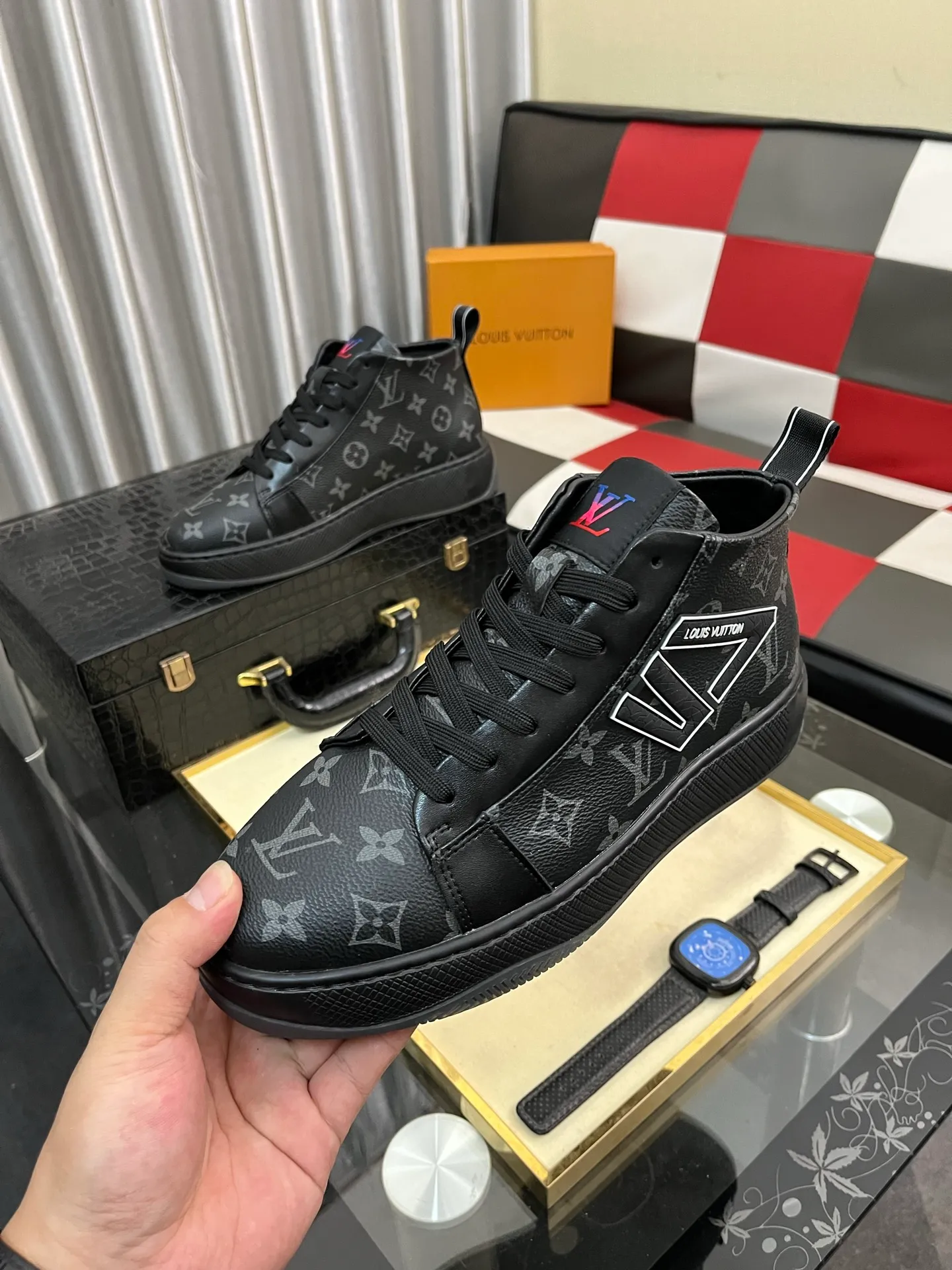 Men's shoes 💰: 438⌚️⌚️《Louis vuitton/LV Louis Vuitton》original quality.~ Unique modern style sneakers. 🏃A must-have casual shoe for trendy men😍😍 Original brand imported from Italy, imported original leather, cowhide lining (refuses to discolor and grind feet) sole: original sole provided by the original factory, French lazy style design ⚠️Fit to the feet, original quality, super comfortable original sole. Code number: 38-443️⃣Colors available